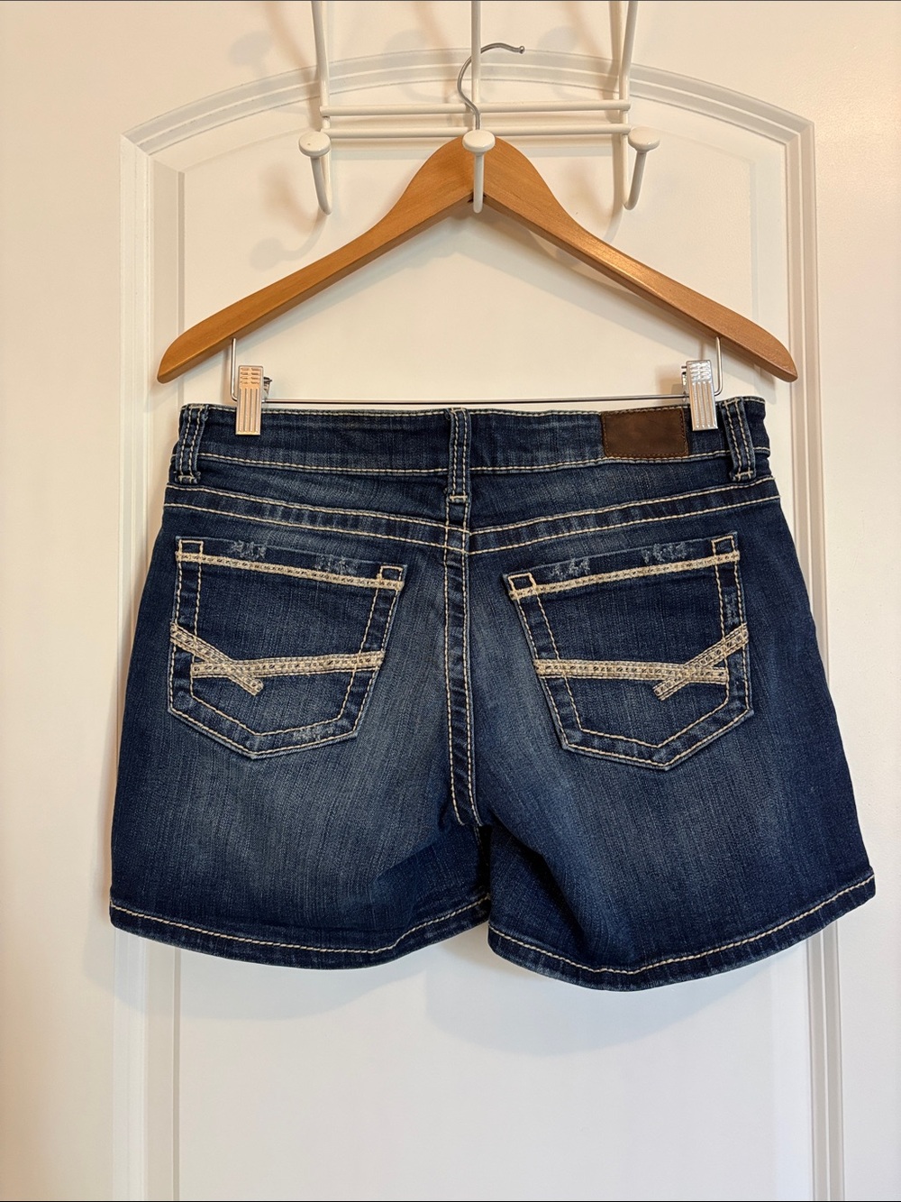 BKE Denim Stella Jean Shorts Dark Wash Embroidered Thick Stitch Stretch Size 29 - Picture 3 of 11
